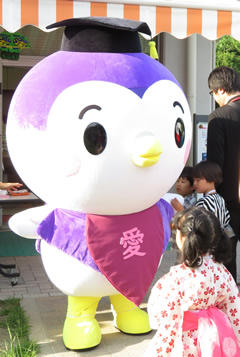 附属幼稚園の夏祭りで園児と触れ合いました