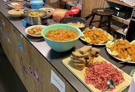 留学生が自国の料理を持ち寄ったパーティー