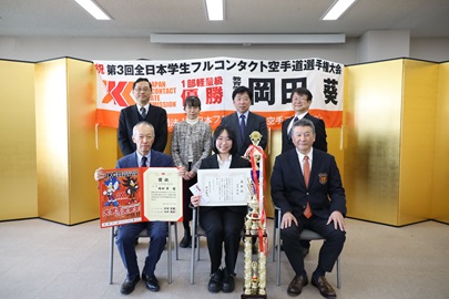 学長と関係教員、競技関係者との記念写真