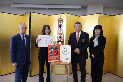 学長と競技関係者との記念写真
