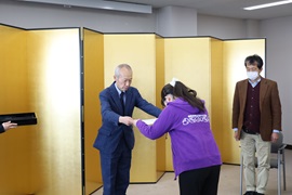 学長から表彰状を受け取る団体代表