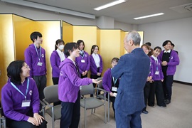 学長と談笑する団体メンバーら